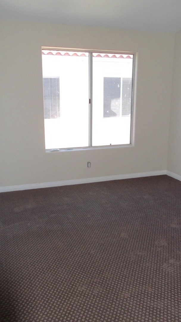 Building Photo - Stunning Updated & Spacious 3-Level Townho...