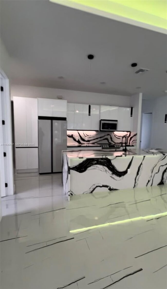 Building Photo - 616 Maple Ave N