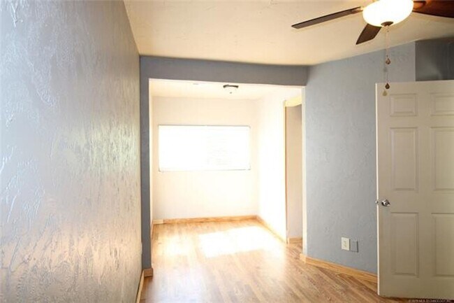 Building Photo - 2 Bedroom 1 bathroom