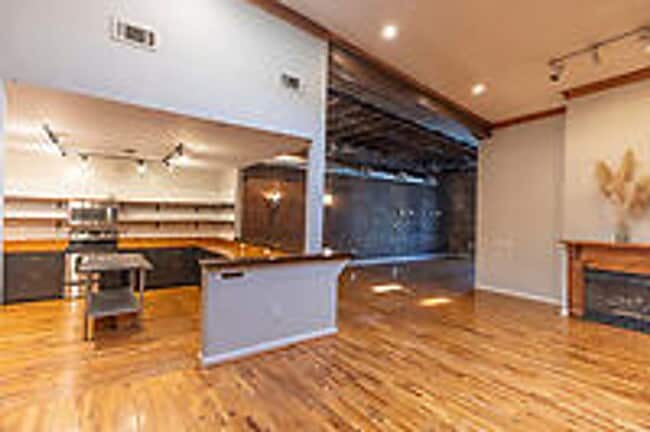 Building Photo - New Listing!