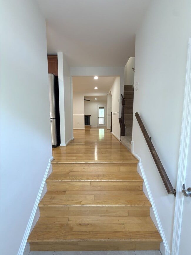 Building Photo - Beautiful 4 Bed 2.5 Bath Townhome in Burke For Rent!