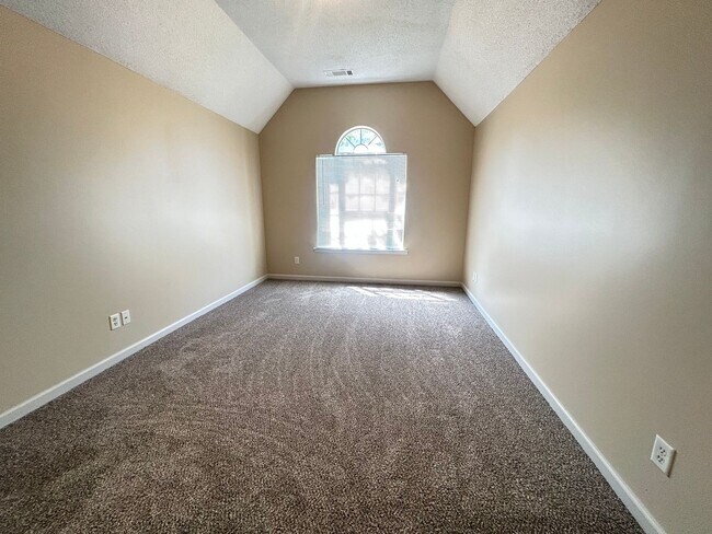 Building Photo - Cozy home in The Commons neighborhood offering split bedroom floor plan! Back yard is fully fence...
