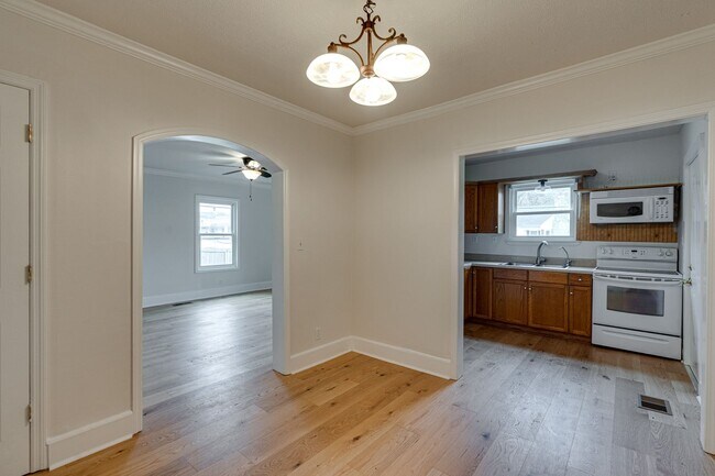 Building Photo - Two Bedroom Home For Rent!