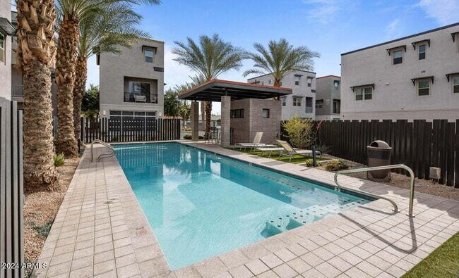 Building Photo - Amazing 2BR + Office Townhome in Old Town Scottsdale