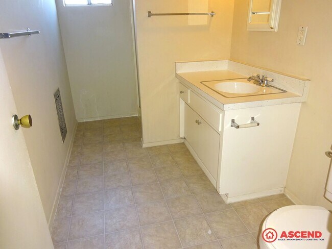 Building Photo - Cute 3 Bedroom Home!