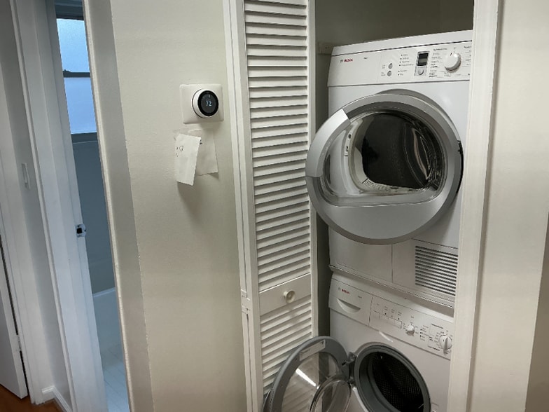 Building Photo - 526 Kenyon St NW