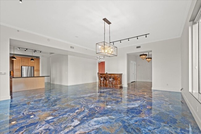 Building Photo - Fabulous Highrise Condo with Stripe Views!