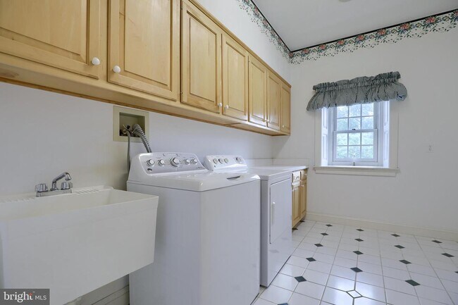 Building Photo - 1886 Conard Rd