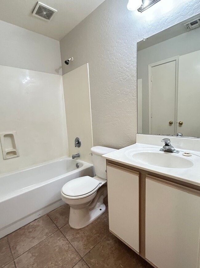 Building Photo - Charming Pocket Neighborhood.