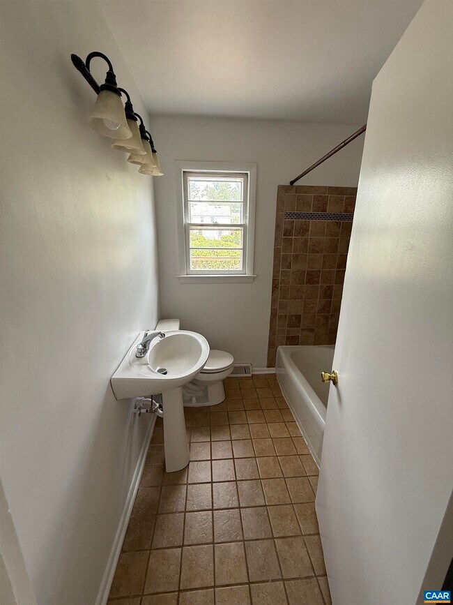 Building Photo - 913 Druid Ave