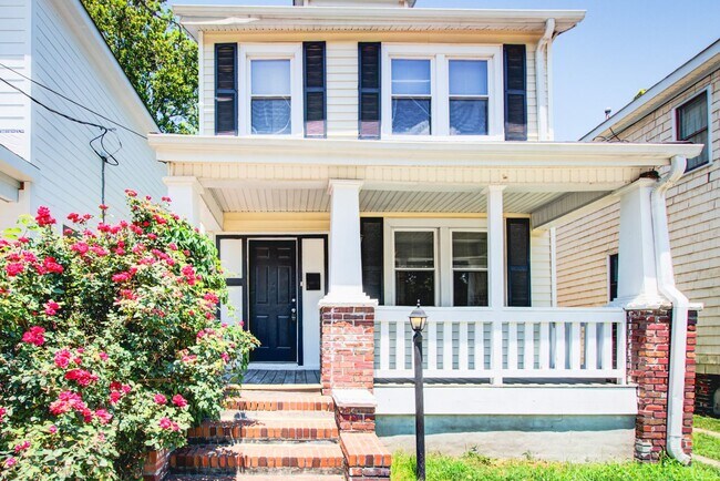 Building Photo - 6 Bed, 1.5 Bath Home in Granby School Dist...