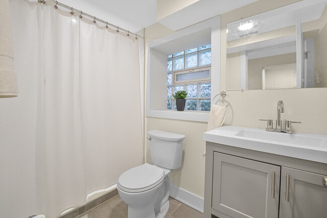 Building Photo - 2541 N 76th Ave