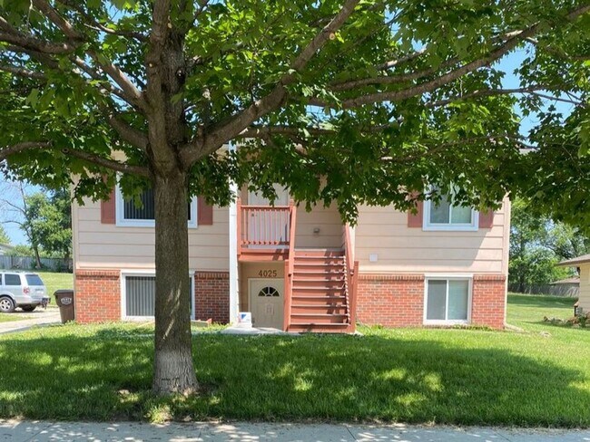 Building Photo - Aplin Duplex (4025/4027)