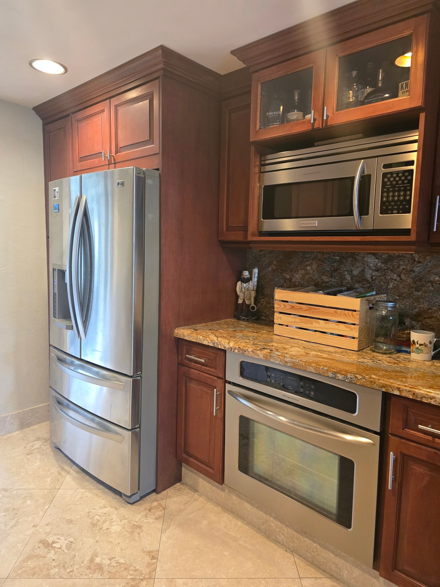 Beautiful, modern kitchen. Top quality appliances. - 6364 SW 33rd St