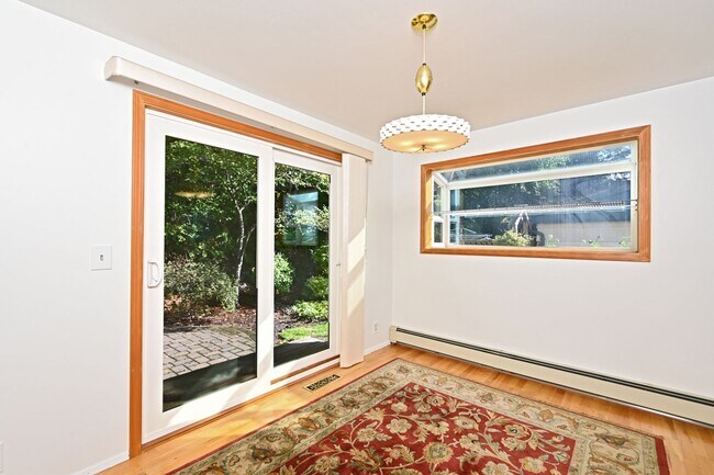 Building Photo - Spacious 4BR/2 BA Home in Quiet North-End ...