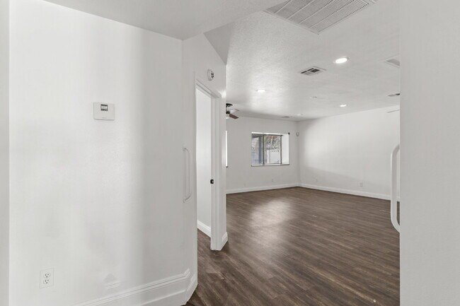Building Photo - Welcome to your entertainers dream home!