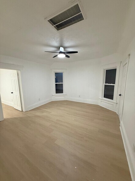 Building Photo - 1447 W 101st St