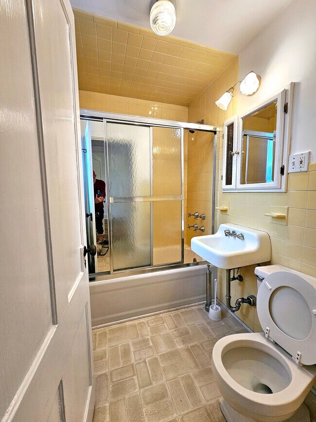 Building Photo - 101 E Main St