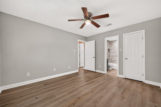 Building Photo - 14306 River Glen Dr