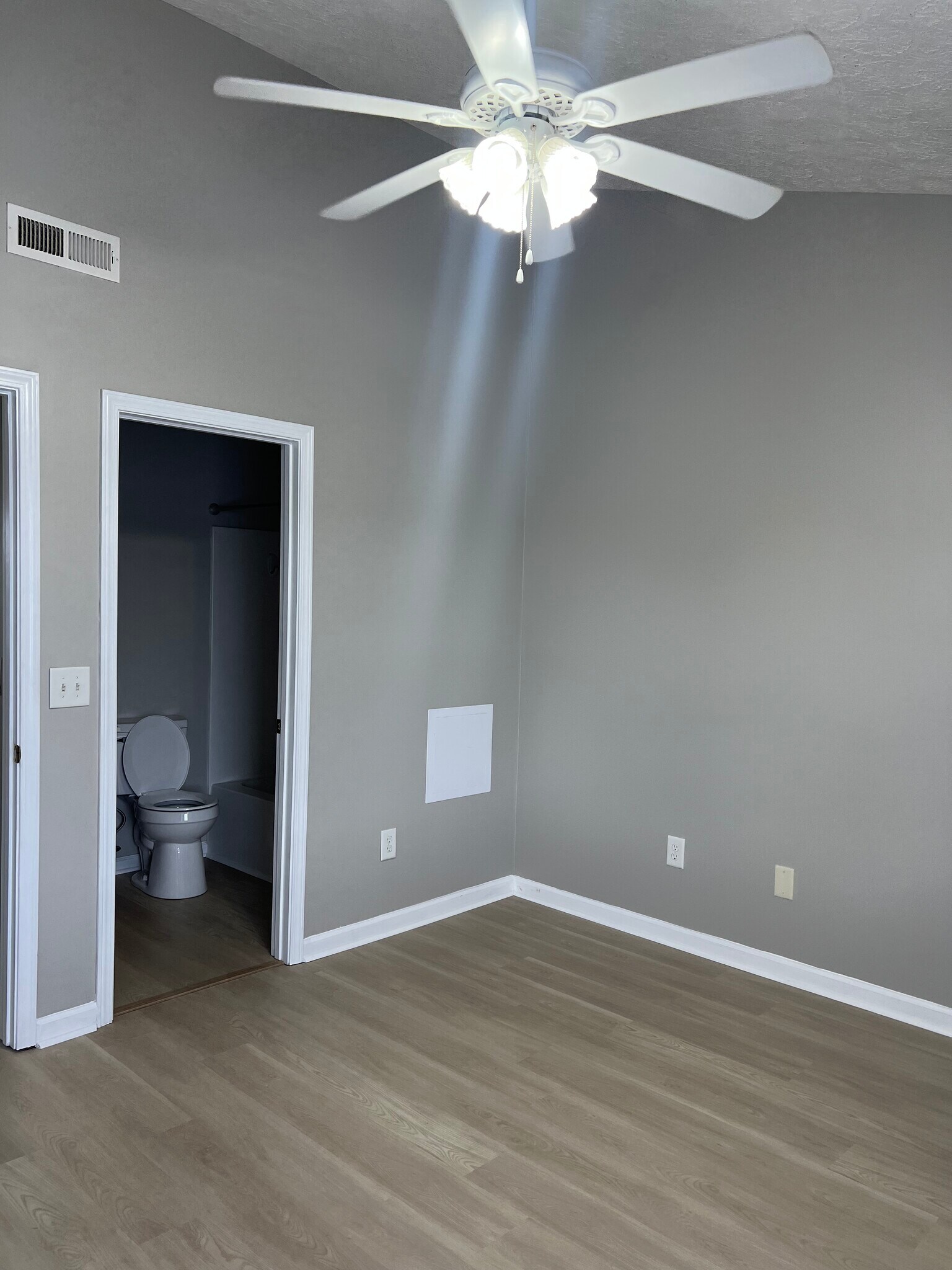 Building Photo - 577 Beaverview Dr
