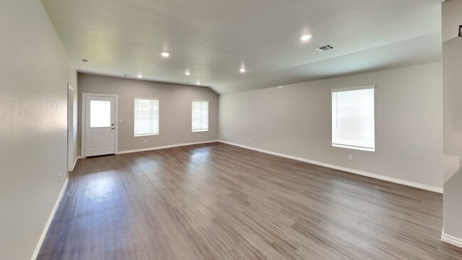 Building Photo - Large Open Floor plan 4 Bedroom 2 Bathroom...