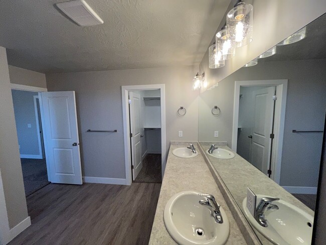 Building Photo - Beautiful Brand-New Townhome!!