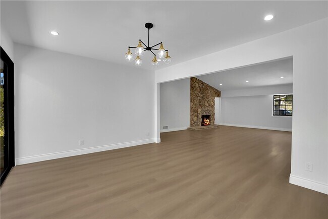 Building Photo - 325 W Le Roy Ave