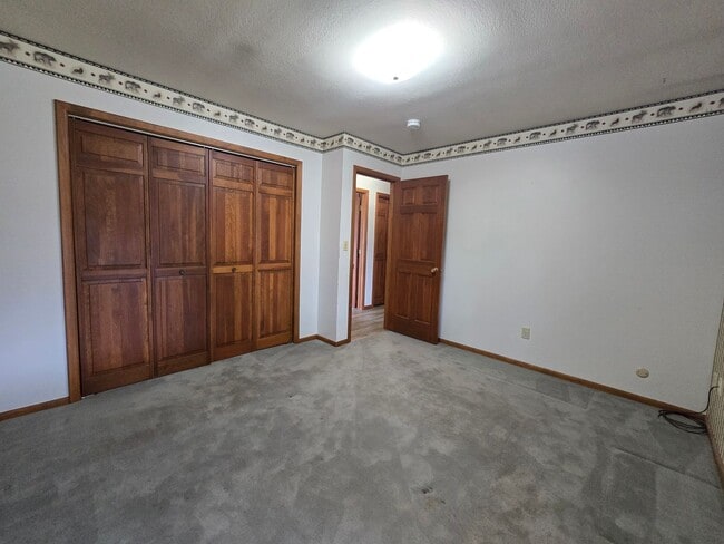 Building Photo - Large 5 Bed, 3 Bath House