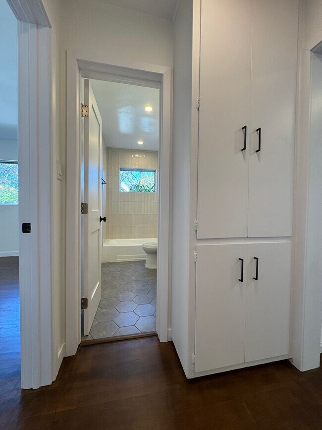 Building Photo - Fully Renovated 2-Bedroom in Prime West Ho...