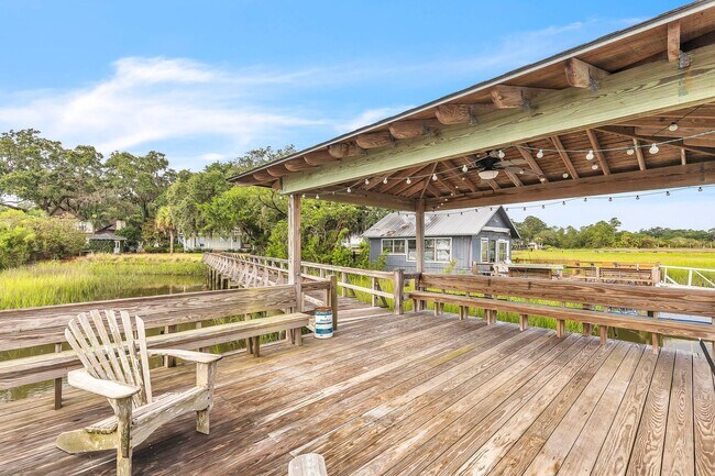 Building Photo - Gorgeous Waterfront Home on Isle of Hope