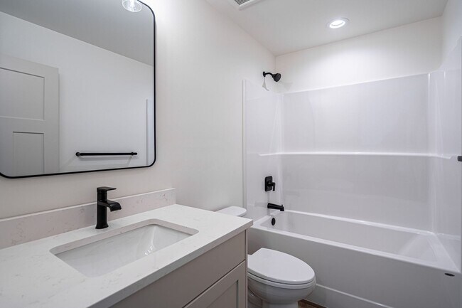 Building Photo - Newer Construction! 3 bed/2.5 bath, double garage, central heat/air, VIEWS!