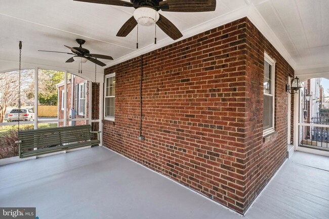 Building Photo - Gorgeous, Sun-lit,Townhouse in Alexandria