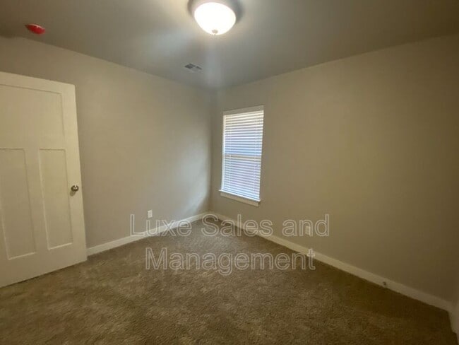 Building Photo - 737 SW 13th St