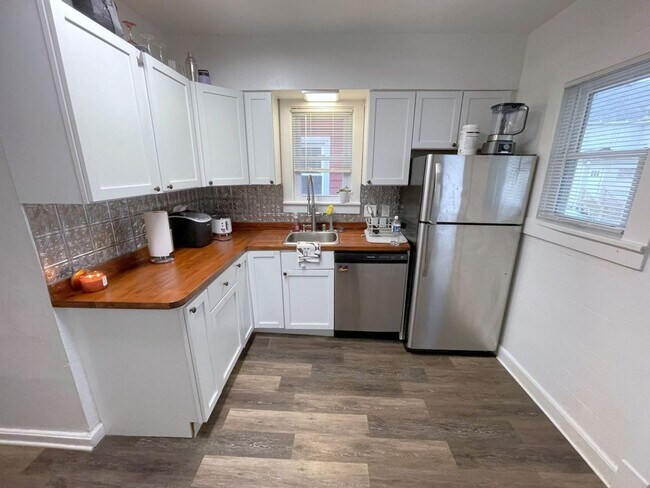 Building Photo - 1316 St James Ct