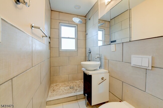 Building Photo - 72 Colonial Dr