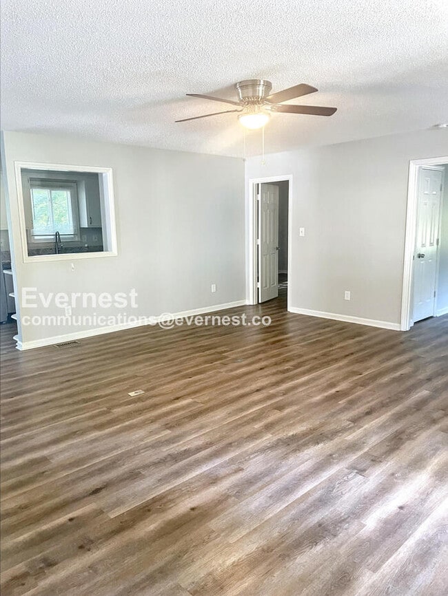 Building Photo - 3 Bed/3 Bed Home with Laundry Hookups / Pe...