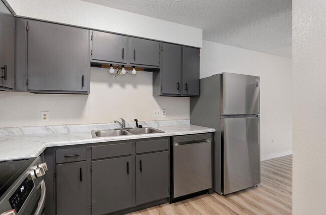 Building Photo - 1221 S Park Ave