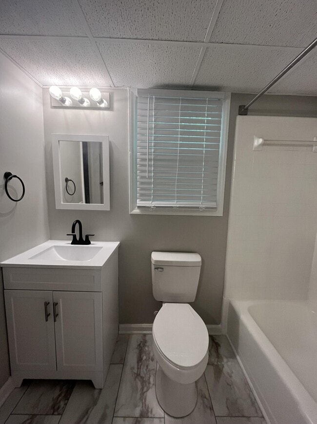 Building Photo - 356 S Cherry St