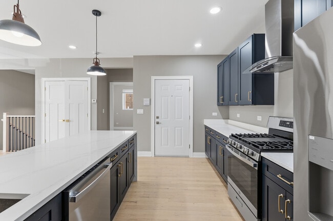 Building Photo - 7428 N Rogers Ave