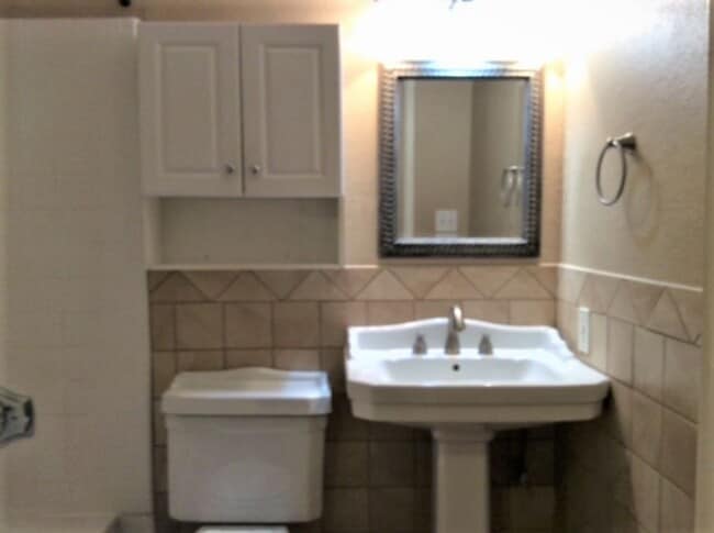 Building Photo - Charming and Cozy 2 Bed 1 Bath Condo in Pleasanton