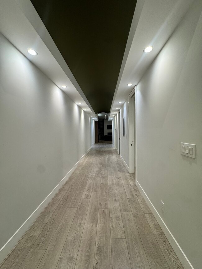 Building Photo - 1086 S Van Ness Ave