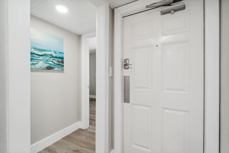 Building Photo - 8815 Thomas Dr