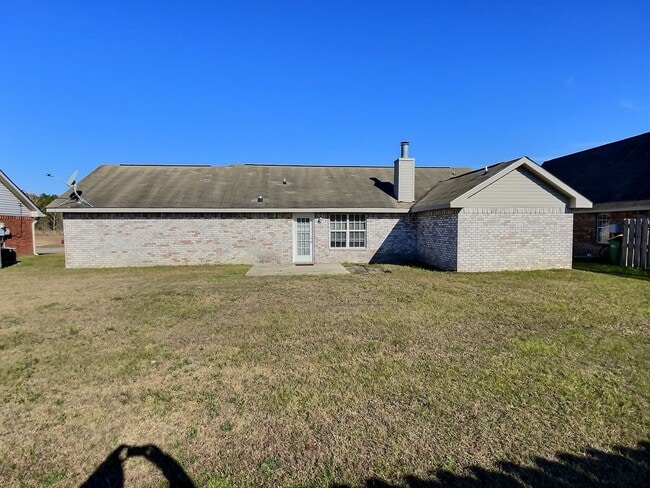 Building Photo - 3/2 Fireplace, 2 Car Garage St. Martin Schools