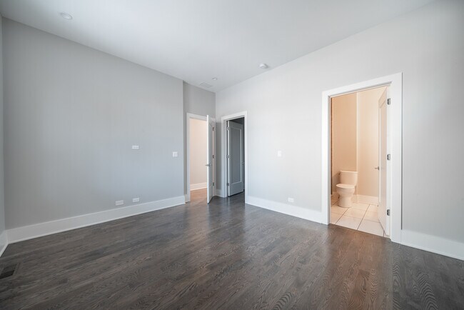 Building Photo - 556 W 18th St