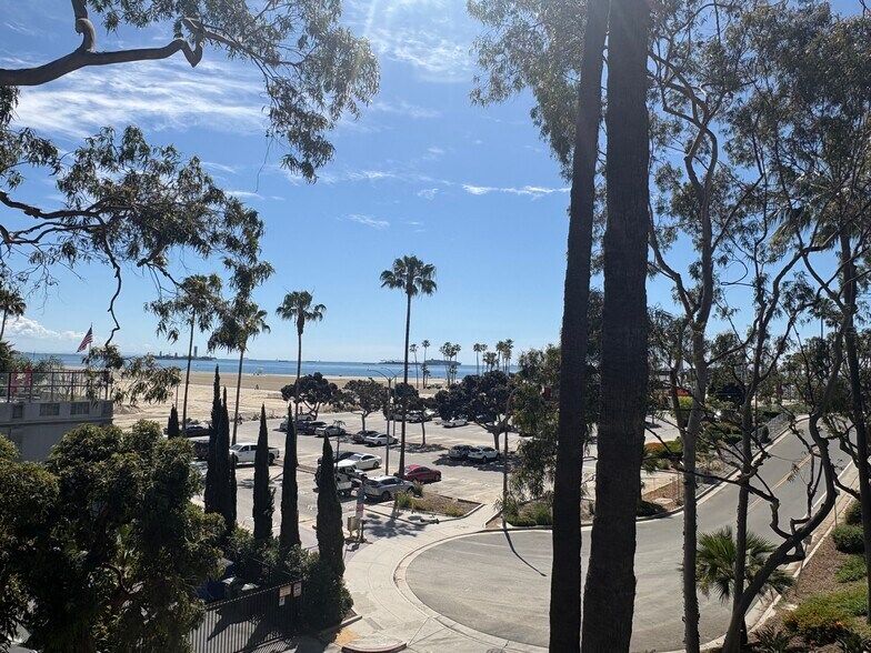 Building Photo - 933 E 1st St