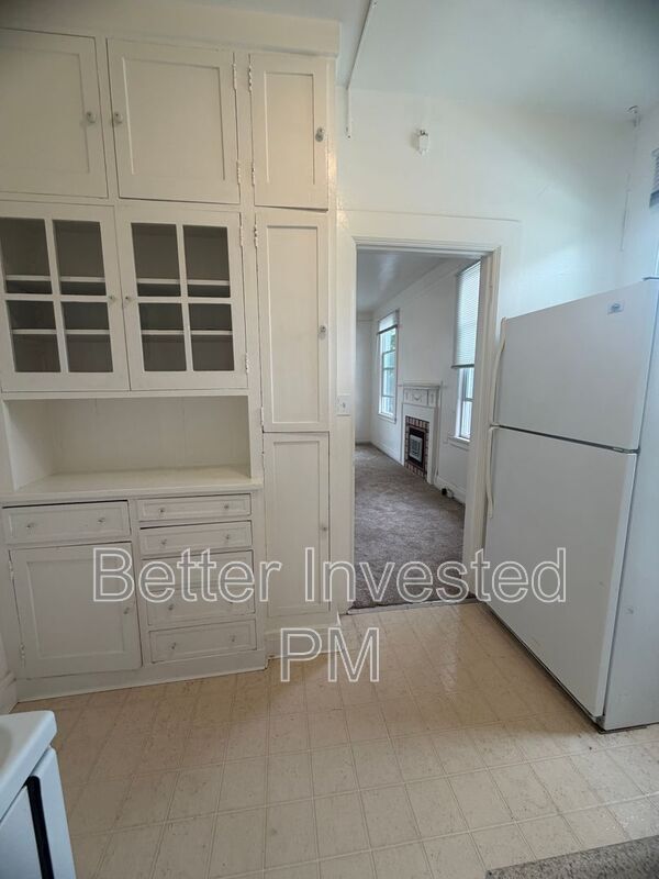Building Photo - 526 B St