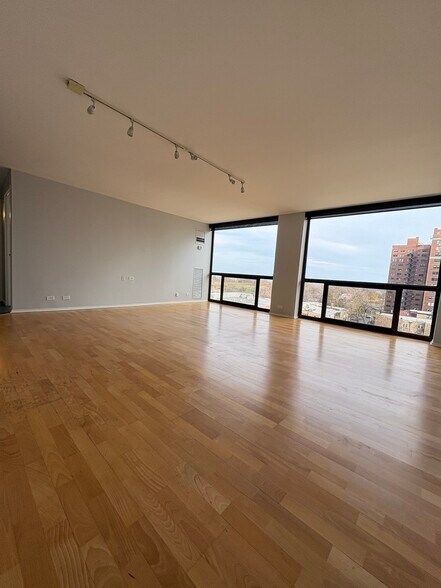 Building Photo - 4343 N Clarendon Ave