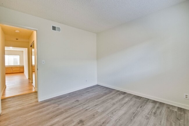 Building Photo - Nicely Refreshed Single Story 4 BR/2BA Gre...