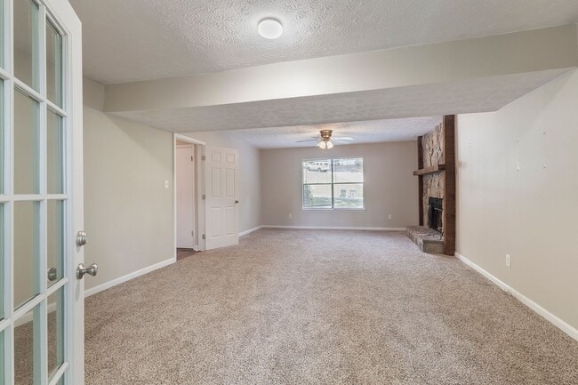 Building Photo - Spacious 3/2.5 Split Level w/ Large Bonus Room and Private Backyard!