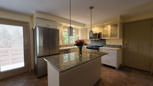 Building Photo - Beautifully remodeled 3 bedroom, 2 bathroom single family in South Nashua